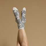 Chaussettes courtes blanches à motifs noirs feuillus, style fantaisie pour femme.