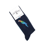 Paire de chaussettes homme mi-hautes bleu marine motif perroquet multicolore, emballée sous étiquette Maison Broussaud.
