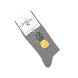 Paire de chaussettes grises avec broderie ananas jaune, emballée sous étiquette Maison Broussaud.
