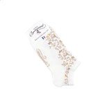 Paire de chaussettes femme courtes blanches à rayures beige et une rayure rose, présentées à plat.