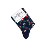 Paire de chaussettes femme mi-hautes bleu marine à motifs cerises rouges et fleurs blanches.