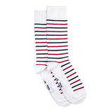Paire de chaussettes homme hautes blanches à rayures rouges et bleues.