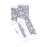 Paire de chaussettes femme mi-hautes blanches à motifs oiseaux gris et branches noires, présentées à plat.