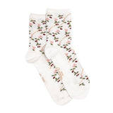 Chaussette femme mi-haute blanche à motifs cerises rouges et fleurs roses avec packaging Maison Broussaud.