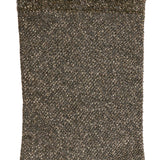 Détail de la maille brillante dorée sur chaussette femme moyenne.