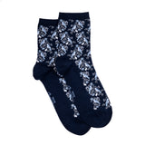 Paire de chaussettes femme mi-hautes bleu marine motif oiseaux bleus et fleurs blanches.