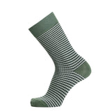 Chaussette homme moyenne vert sapin à motif jacquard rayé, vue latérale.