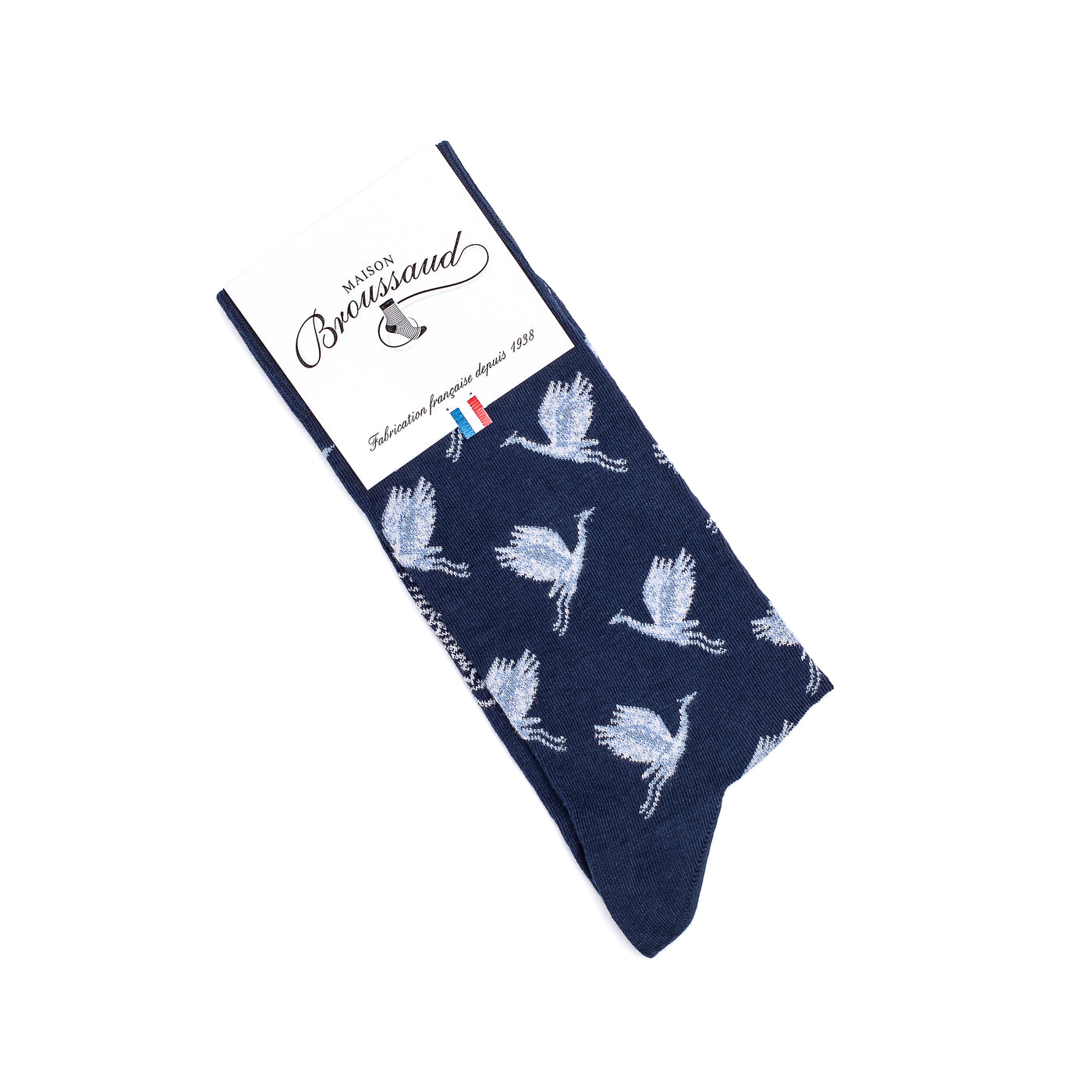 Chaussette homme haute bleu marine à motifs grues blanches avec packaging Maison Broussaud.