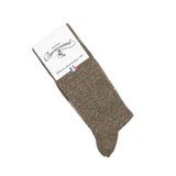Paire de chaussettes marron chinées avec fils colorés, emballée sous étiquette Maison Broussaud.