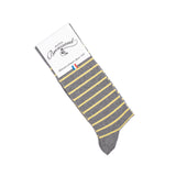 Chaussette homme mi-haute grise à rayures jaunes avec packaging Maison Broussaud.