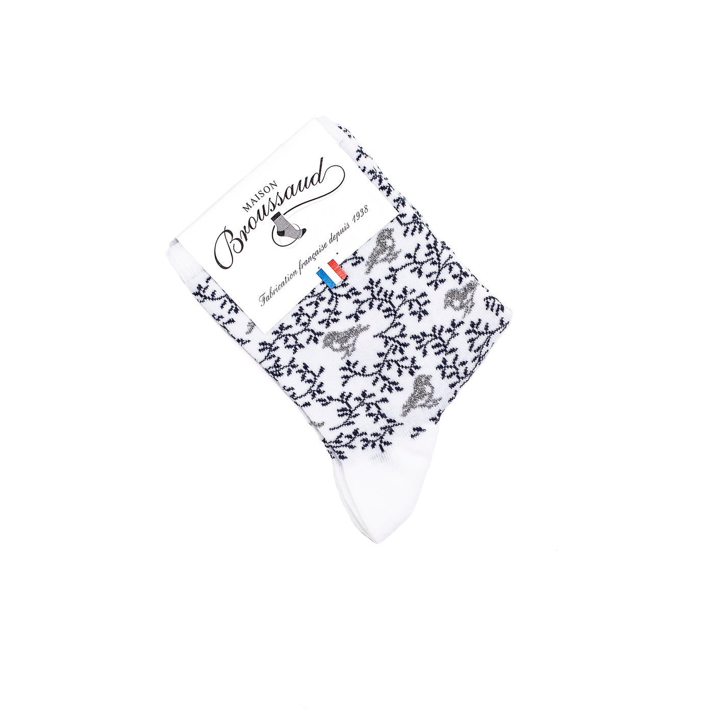 Chaussette femme mi-haute blanche à motifs oiseaux gris et branches noires avec packaging Maison Broussaud.