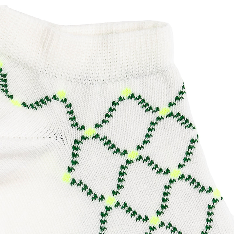 Détail de la maille blanche à motifs verts géométriques, fantaisie.