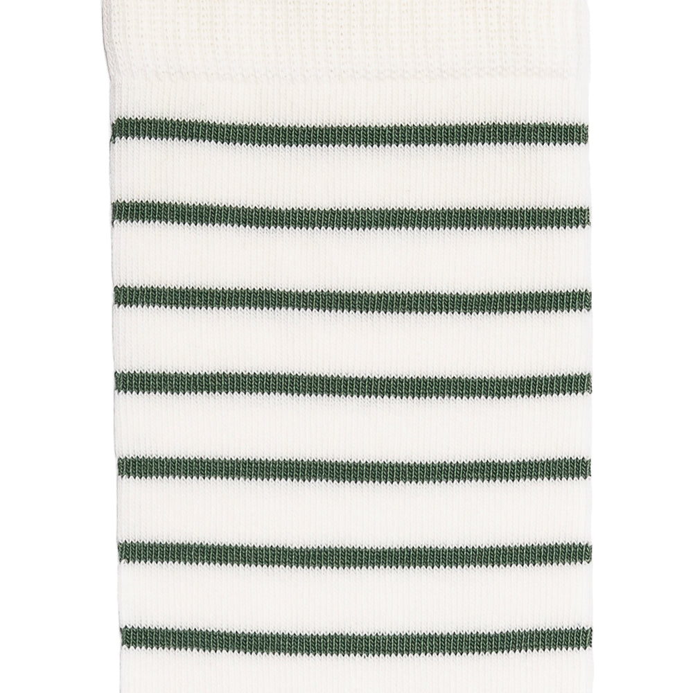 Détail des rayures vertes sur chaussette homme mi-haute blanche.