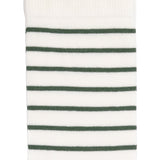Détail des rayures vertes sur chaussette homme mi-haute blanche.