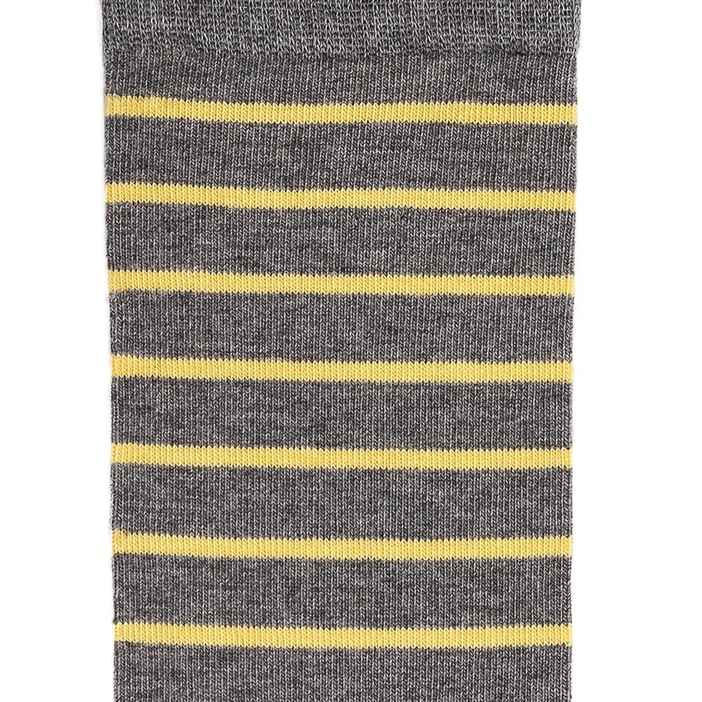 Détail des rayures jaunes sur chaussette homme mi-haute grise.