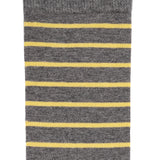 Détail des rayures jaunes sur chaussette homme mi-haute grise.