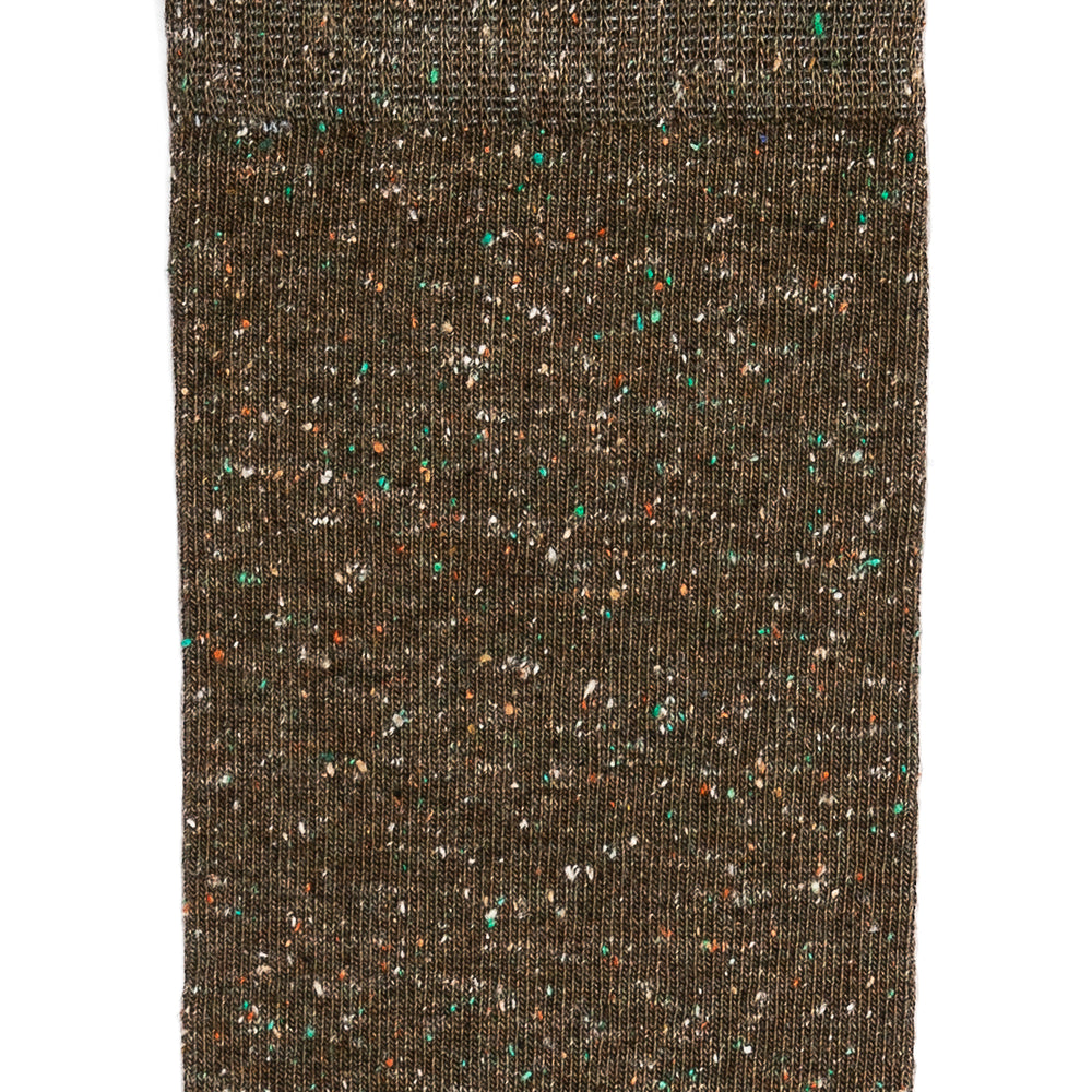 Détail de la maille marron chinée avec fils colorés.