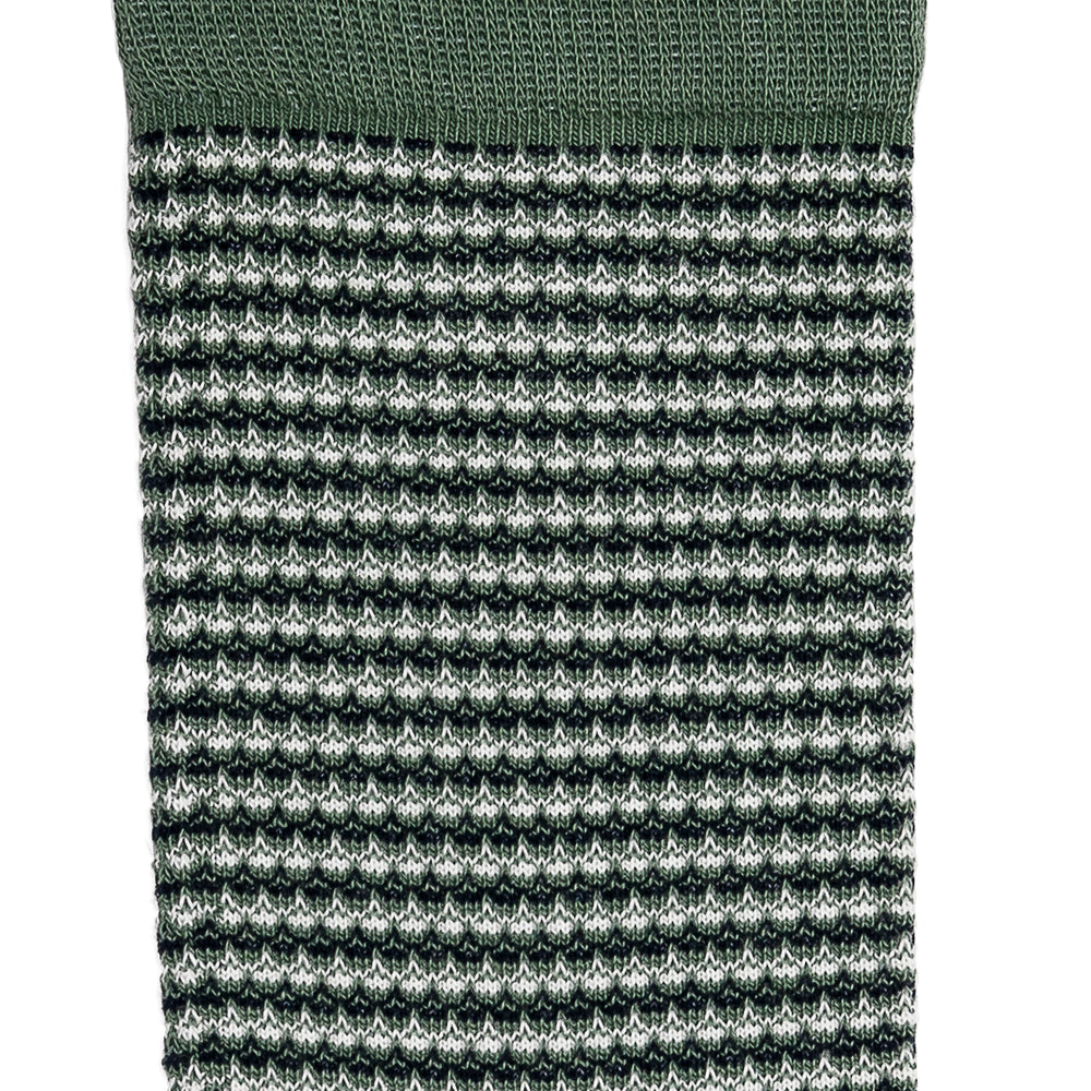 Détail du motif jacquard rayé vert et gris sur chaussette homme moyenne.