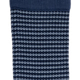 Détail du motif jacquard rayé bleu et gris sur chaussette homme moyenne.
