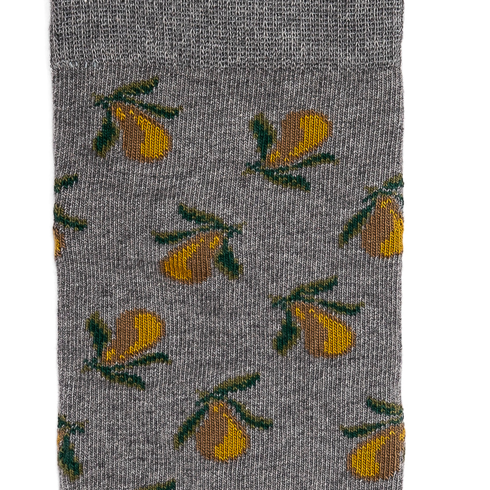 Chaussette homme mi-haute grise à motifs poires jaunes et vertes avec packaging Maison Broussaud.