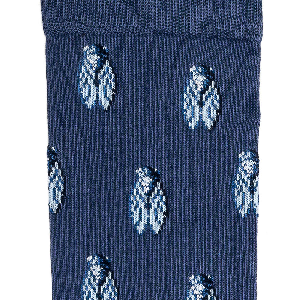 Détail motif cigales bleues sur chaussette homme haute bleue.