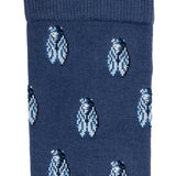 Détail motif cigales bleues sur chaussette homme haute bleue.