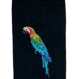 Détail motif perroquet multicolore sur chaussette homme mi-haute bleu marine.