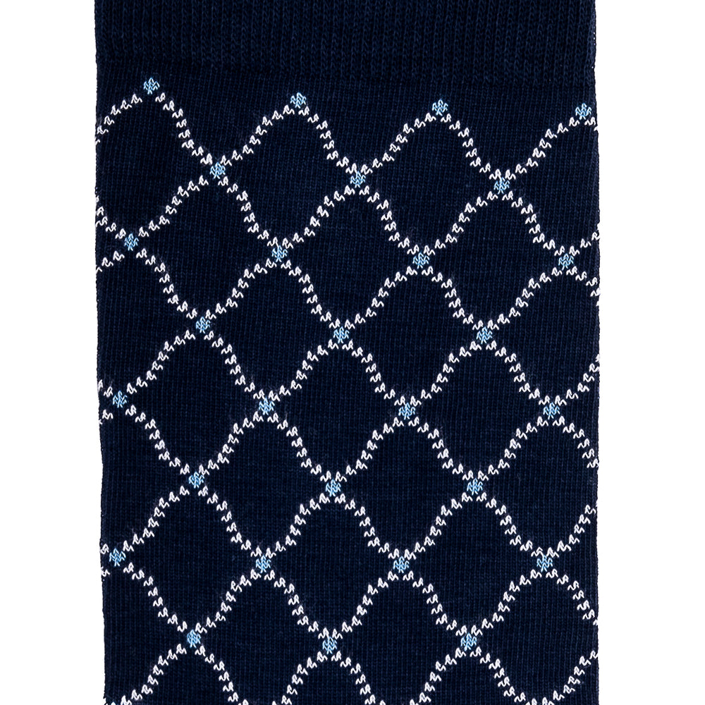 Détail motif géométrique blanc sur chaussette homme haute bleu marine.