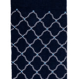 Détail motif géométrique blanc sur chaussette homme haute bleu marine.