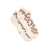 Paire de chaussettes femme invisibles basses blanches à motifs fraises rouges et feuillage doré.