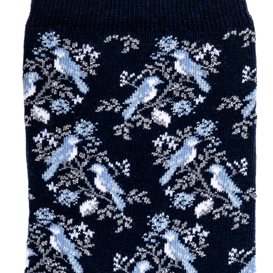 Détail motif oiseaux et fleurs sur chaussette femme mi-haute bleu marine.