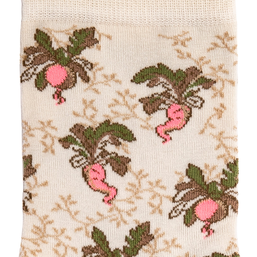 Détail de la maille blanche à motifs radis roses et verts, fantaisie.