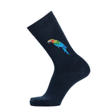Chaussette homme mi-haute bleu marine motif perroquet multicolore, vue latérale.